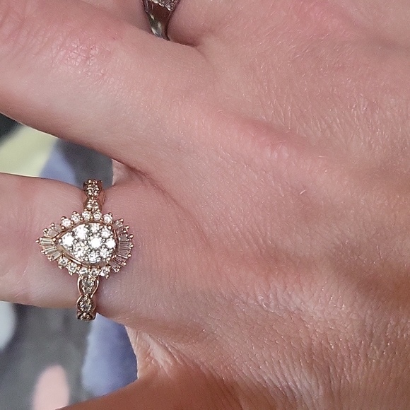 Vera Wang 14 karat gold teardrop cluster baguette sunburst - Picture 3 of 12